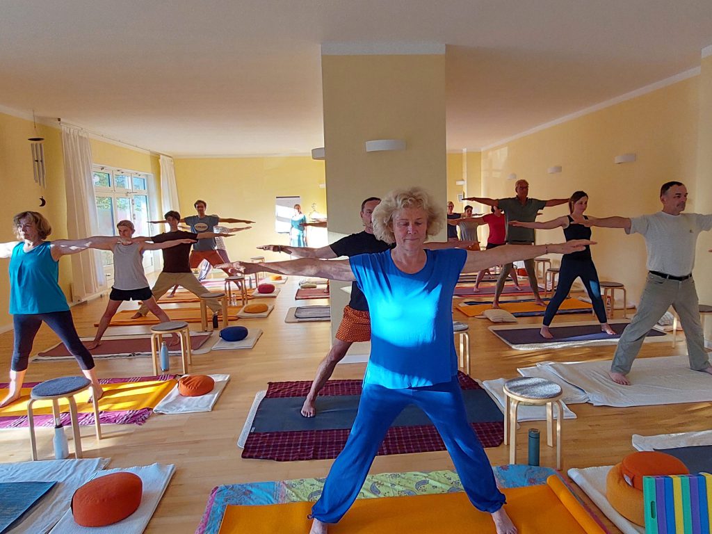 Yogagruppe-am-Morgen